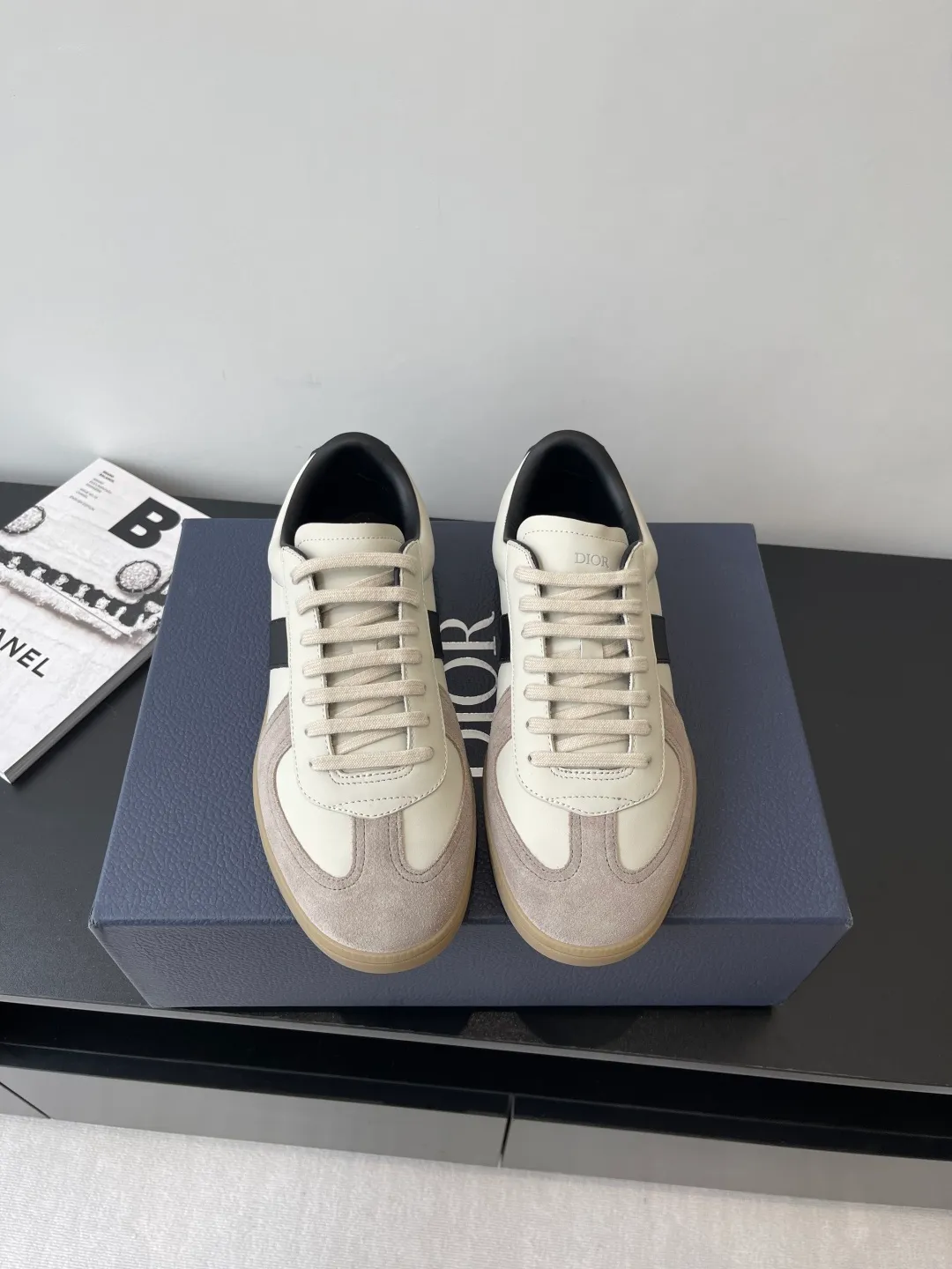 Factory price: 420💰The top version of Dior 25ss new product B01 moral training shoes. The toe size design of the couple's style is a bit wider. The upper foot comfort is perfect. The thread is beautiful. Perfectly suitable for trousers. Decorated with various classic details. It is the ideal choice for daily styling. It can be matched with various casual items to create exquisite shapes. Fabric first layer cowhide/lining sheepskin T men's shoes💰U original outsole Code number: 38-44, customized 45